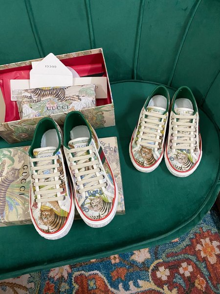 Gucci canvas shoes