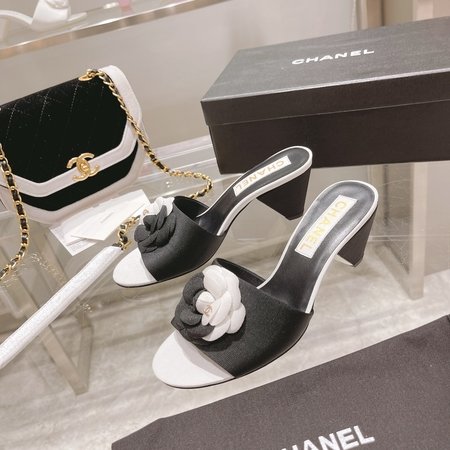 Chanel Camellia slippers with a heel height of 5cm