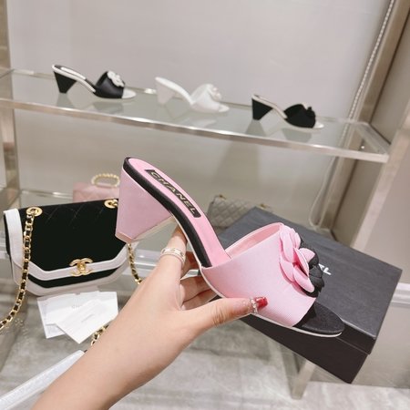 Chanel Camellia slippers with a heel height of 5cm