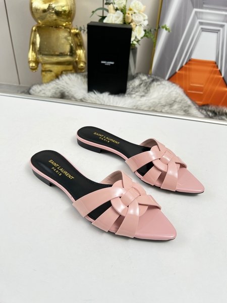 Yves Saint Laurent Cow patent leather flat pointed toe slippers