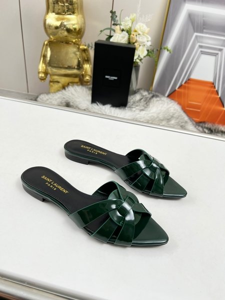 Yves Saint Laurent Cow patent leather flat pointed toe slippers