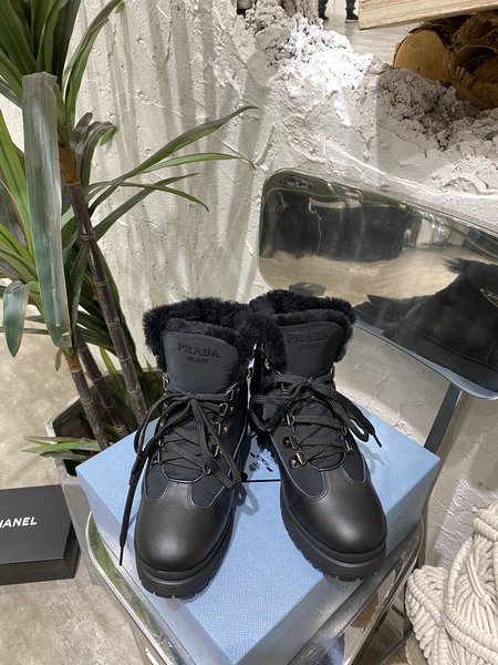 Prada Boots patent leather Fur light and soft outsole