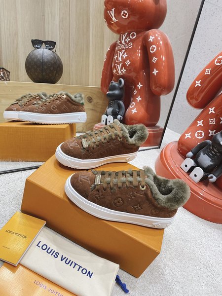 Louis Vuitton Sneakers cowhide lining wool