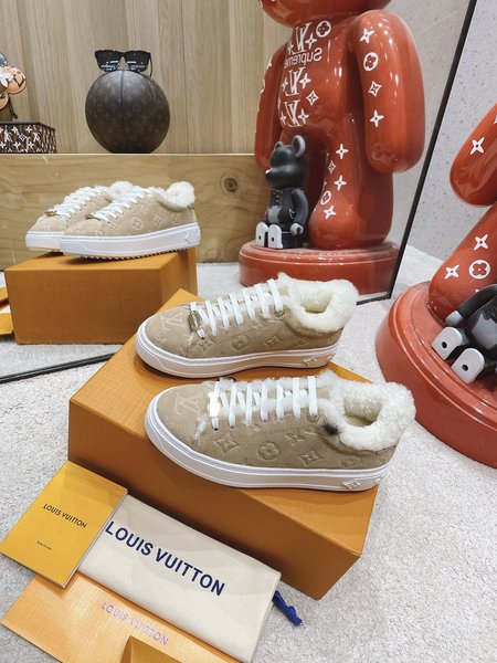 Louis Vuitton Sneakers cowhide lining wool