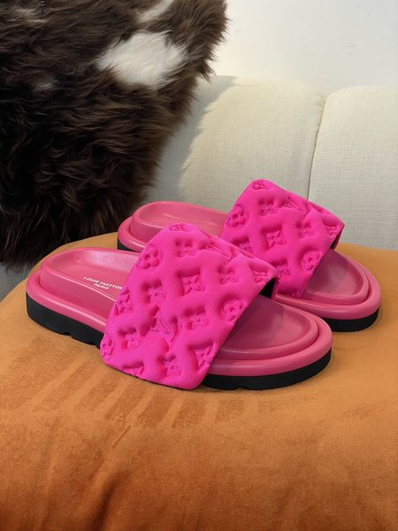 Louis Vuitton classic graphic slides