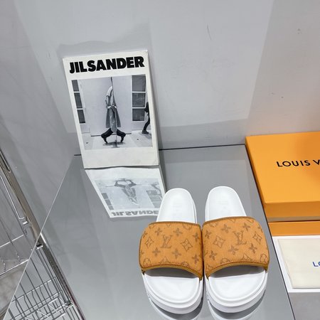 Louis Vuitton slippers