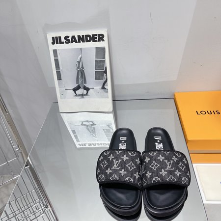 Louis Vuitton slippers
