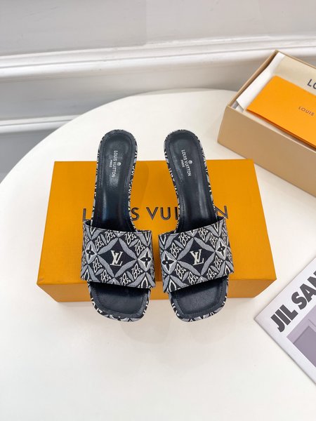 Louis Vuitton slippers