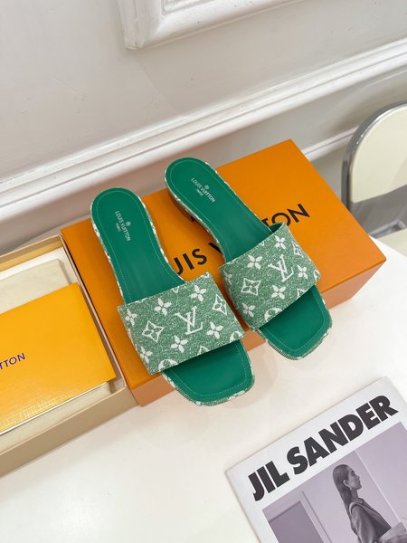 Louis Vuitton slippers