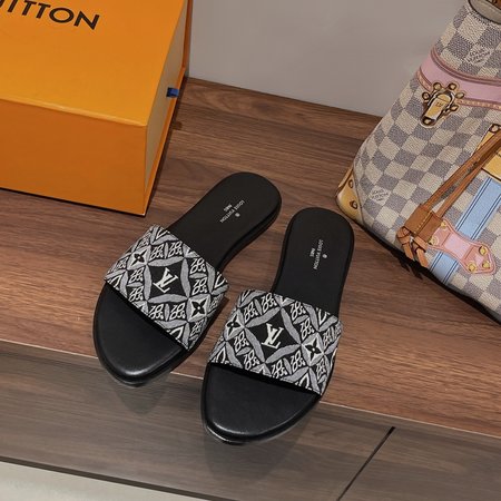 Louis Vuitton classic slippers