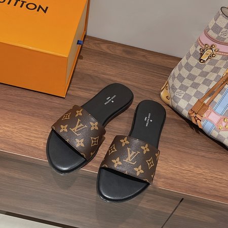 Louis Vuitton classic slippers