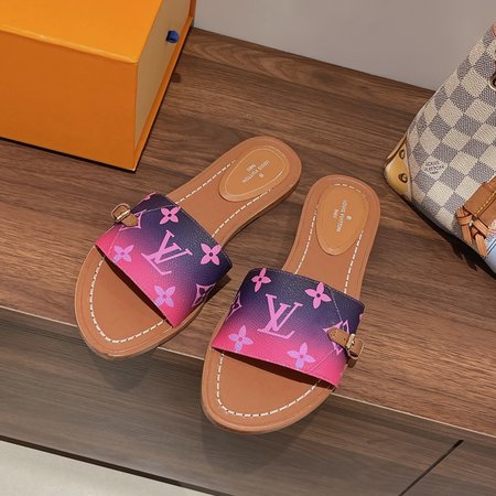Louis Vuitton classic slippers