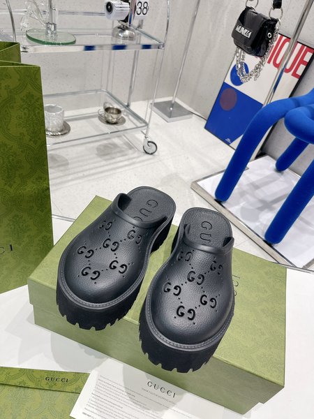 Gucci Platform slippers with GG pattern