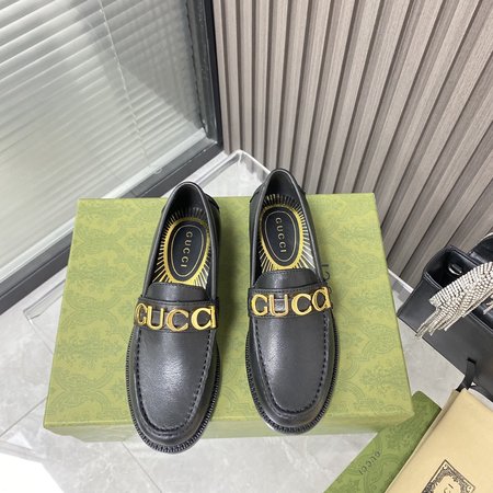 Gucci round toe flat loafers