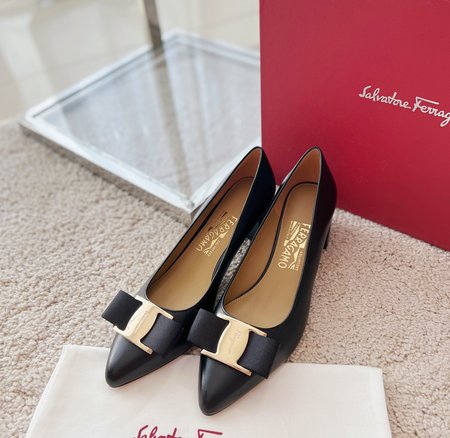 Ferragamo Alice Vara Bow pointed chunky heels