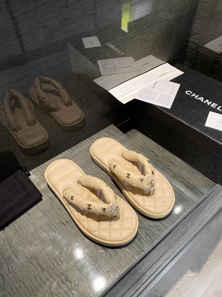 Chanel Diamond camellia bread flip-flops