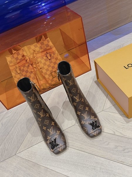 Louis Vuitton Imported embossed cow patent leather 6-inch boots