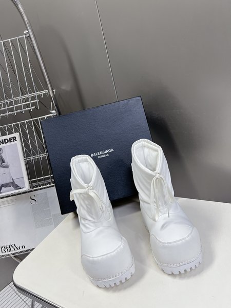 Balenciaga Ski series skiwear latest couple Alaska snow boots