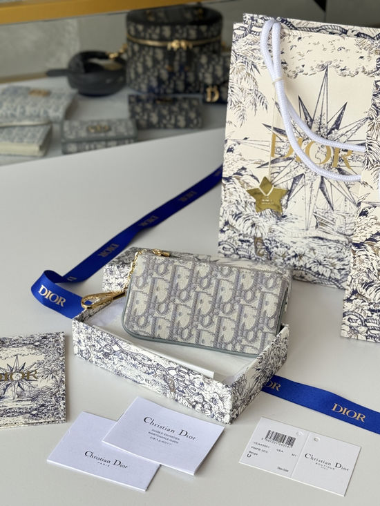 Christian Dior 30 Montaigne Glycine Card Holder S2177UWHC_M30G