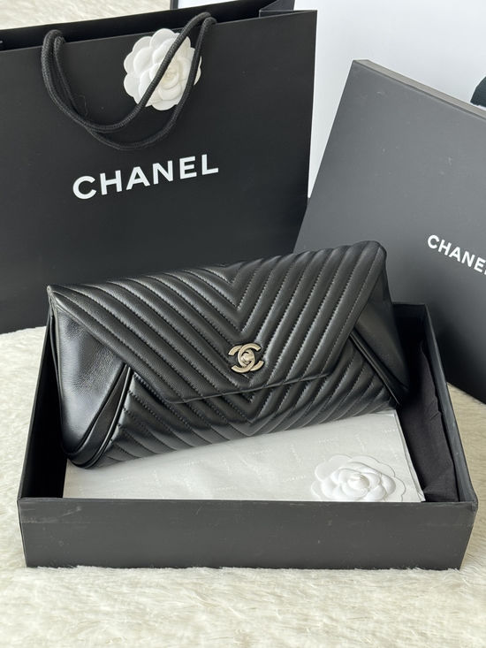 Chanel Lambskin V-Quilted Clutch Bag 9855