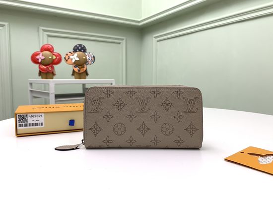 Louis Vuitton Zippy Wallet in Mahina Leather with Monogram M69821
