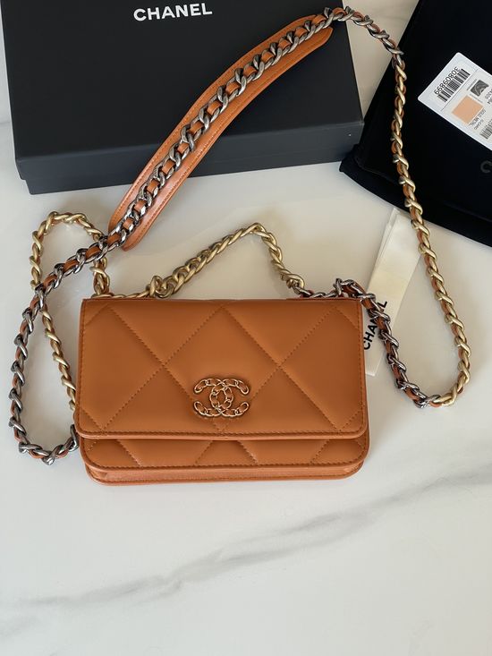 Chanel Classic Lambskin Crossbody Bag 0957