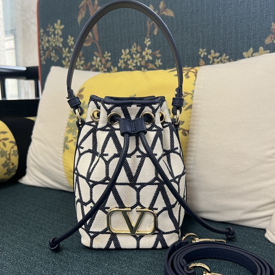 Valentino GARAVANI VLOGO Signature Mini Bucket Bag 2044