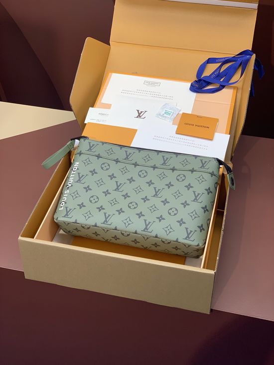 Louis Vuitton Pochette Voyage Souple Clutch M82800