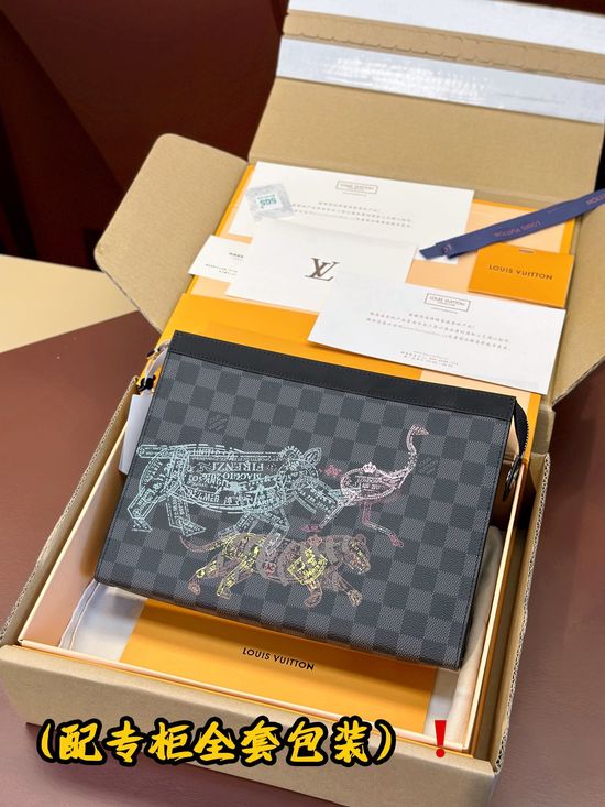 Louis Vuitton Pochette Voyage Clutch M64605