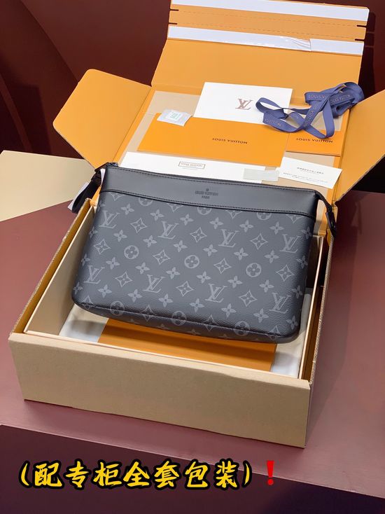 Louis Vuitton Pochette Voyage Souple Clutch M82545