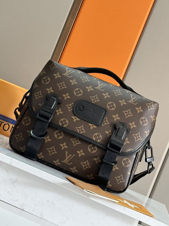 Louis Vuitton Trail Messenger Bag M46972