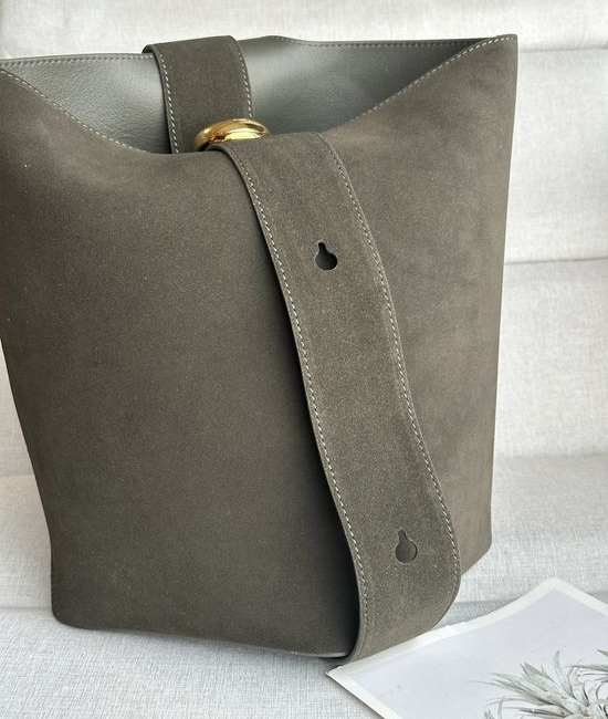 Loewe Pebble Bucket Medium Leather Bag 335