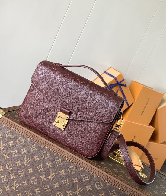 Louis Vuitton LV Pochette Metis Leather Handbag M46613