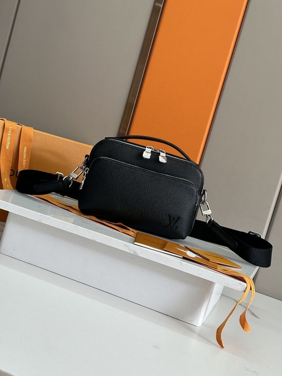 Louis Vuitton District Small Messenger Bag M11657
