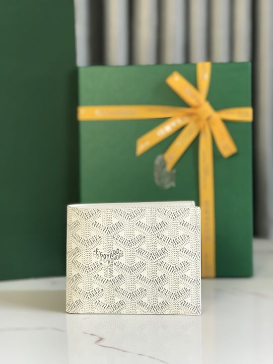 Goyard Sophisticated 8-Card Wallet with Multiple Slots 020603