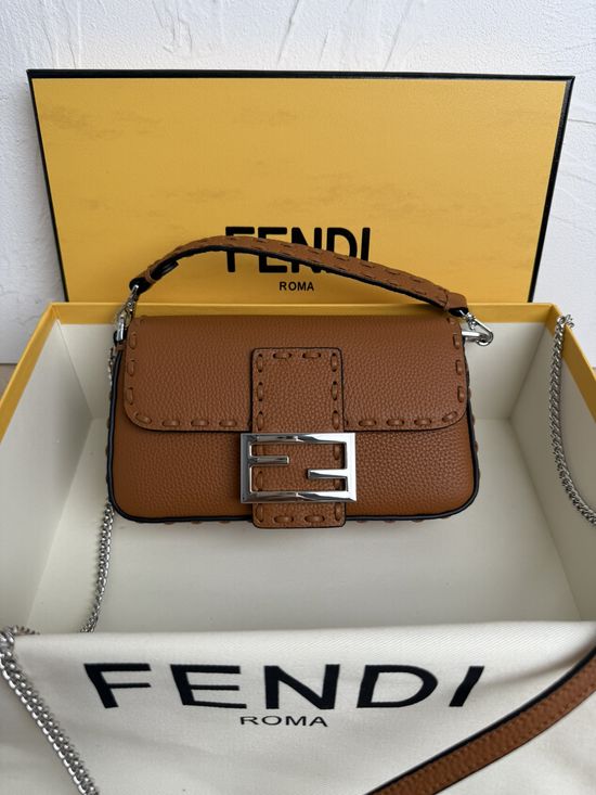 Fendi Baguette Hand-sewn Leather Bag 600S
