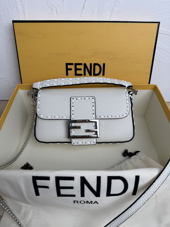 Fendi Baguette Hand-sewn Leather Bag 600S