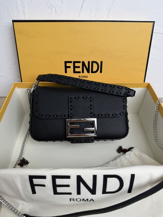 Fendi Baguette Hand-sewn Leather Bag 600S