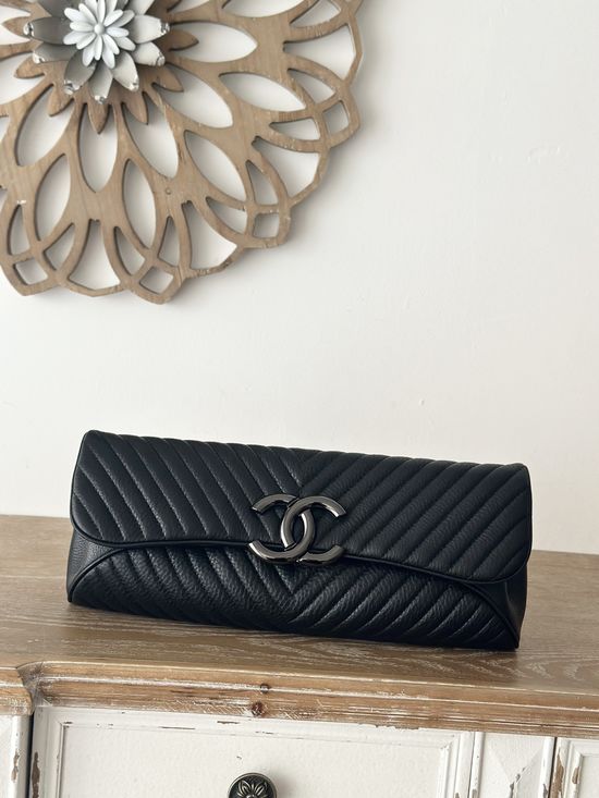 Chanel V-pattern Deerskin Clutch Bag 66023