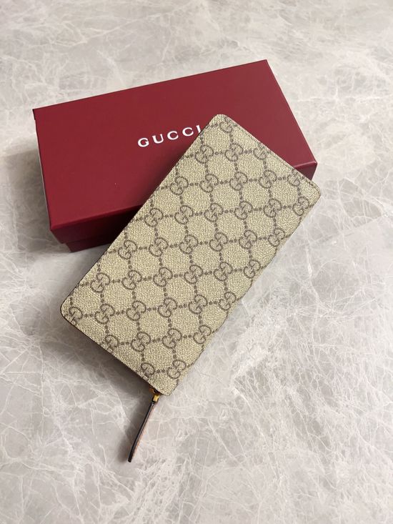 Gucci GG Emblem Grain PVC Wallet 821207