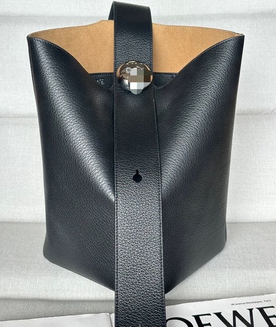Loewe Pebble Bucket Medium Handbag 332