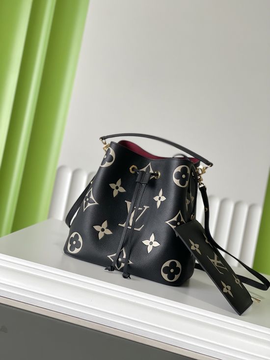 Louis Vuitton Bucket Bag Black Leather M45497