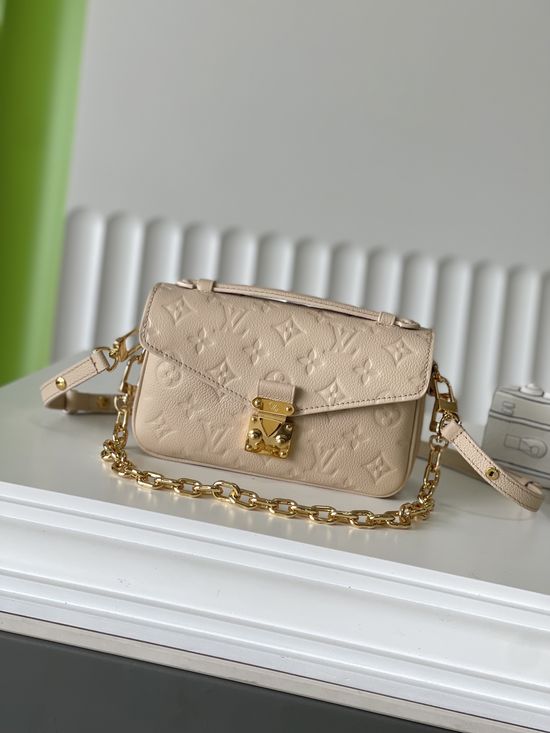 Louis Vuitton Leather Messenger Bag M14322