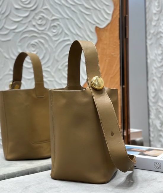 Loewe Pebble Bucket Brown Handbag 062544