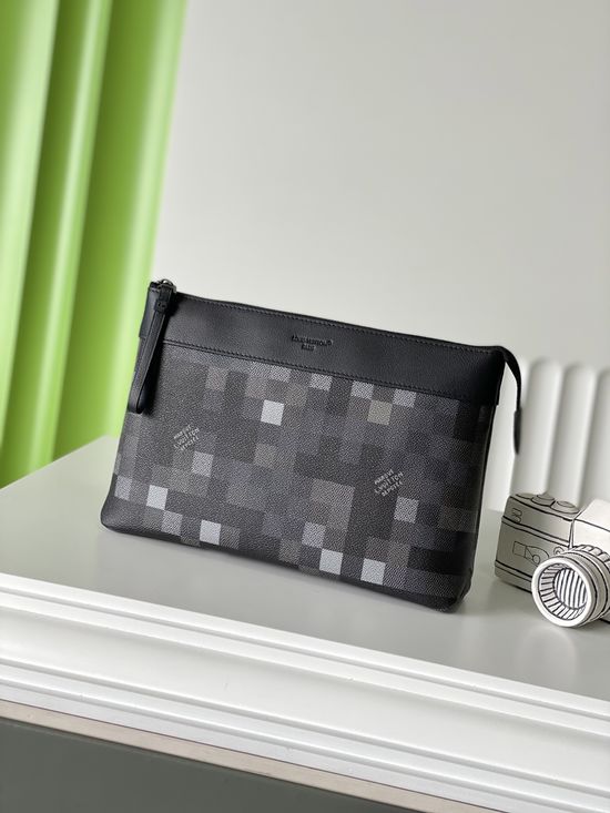Louis Vuitton Pochette Voyage Clutch M14926