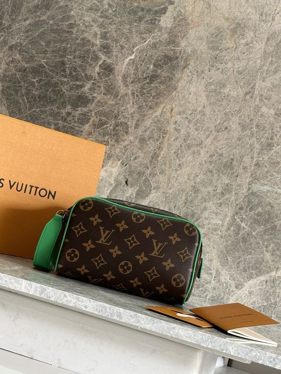 Louis Vuitton Dopp Kit 18 Toiletry Bag M14911