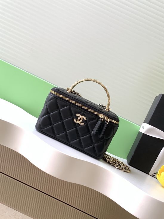 Chanel Vanity Case Lambskin Diamond Logo AP4942