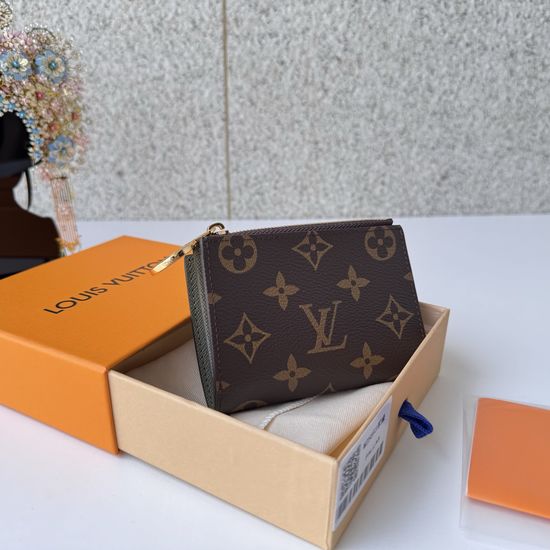 Louis Vuitton Portefeuille Lisa Compact Wallet M25693