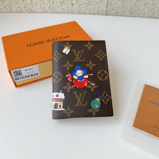 Louis Vuitton Vivienne Passport Cover M15327