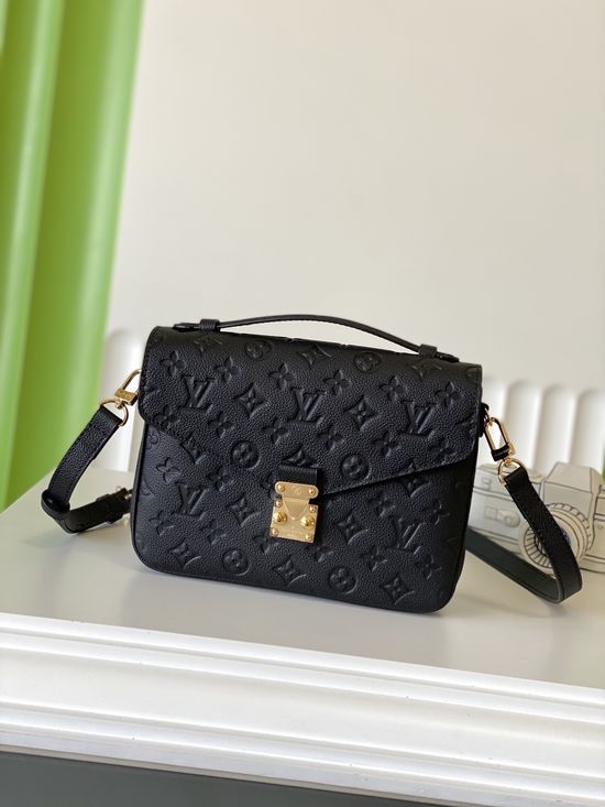 Louis Vuitton Pochette Full Leather Messenger Bag M41487